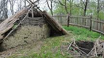 Unikátní archeologický skanzen v Březně u Loun je opět otevřený pro veřejnost.