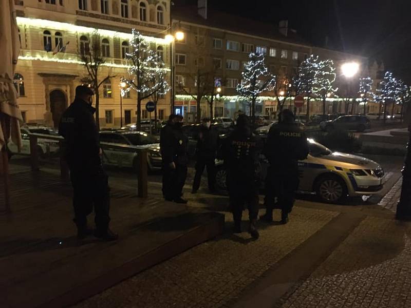 Policisté před Dejavu cafe bar na Mírovém náměstí v Lounech.