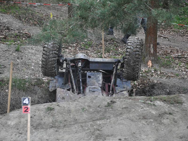 V Bezděkově u Žatce se jel úvodní podnik MČR Offroad trialu. Na startu bylo 50 posádek.