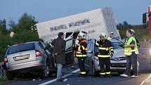 Úterý 6. září 2016. Tragická dopravní nehoda čtyř vozů na obchvatu Loun. Při srážce čtyř aut tam zahynuli tři lidé.
