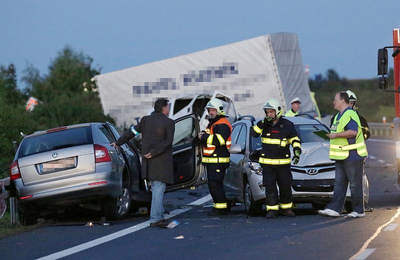 Úterý 6. září 2016. Tragická dopravní nehoda čtyř vozů na obchvatu Loun. Při srážce čtyř aut tam zahynuli tři lidé.