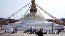 Boudhanath, největší buddhistická stupa v Káthmandú, hlavním městě Nepálu. Pomodlit se sem chodí spousta lidí