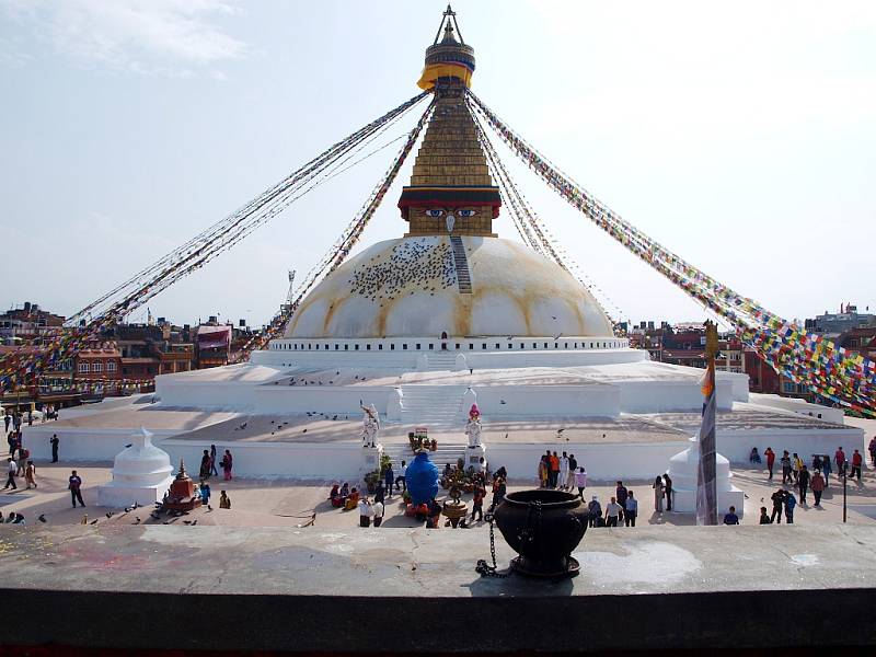 Boudhanath, největší buddhistická stupa v Káthmandú, hlavním městě Nepálu. Pomodlit se sem chodí spousta lidí