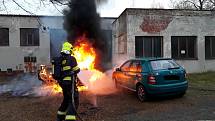 V Žatci hořelo osobní auto. Požár zlikvidovali hasiči