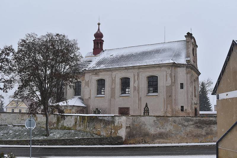 Kostel sv. Jana Křtitele ve Vroutku.