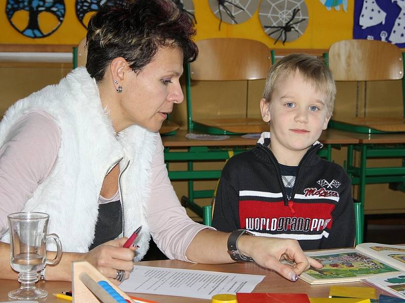 Venda Postl u zápisu na ZŠ Kpt. O. Jaroše v Lounech. Své dovednosti předvedl učitelce Michaele Popelkové