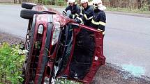 Převrácené auto v žateckém parku.