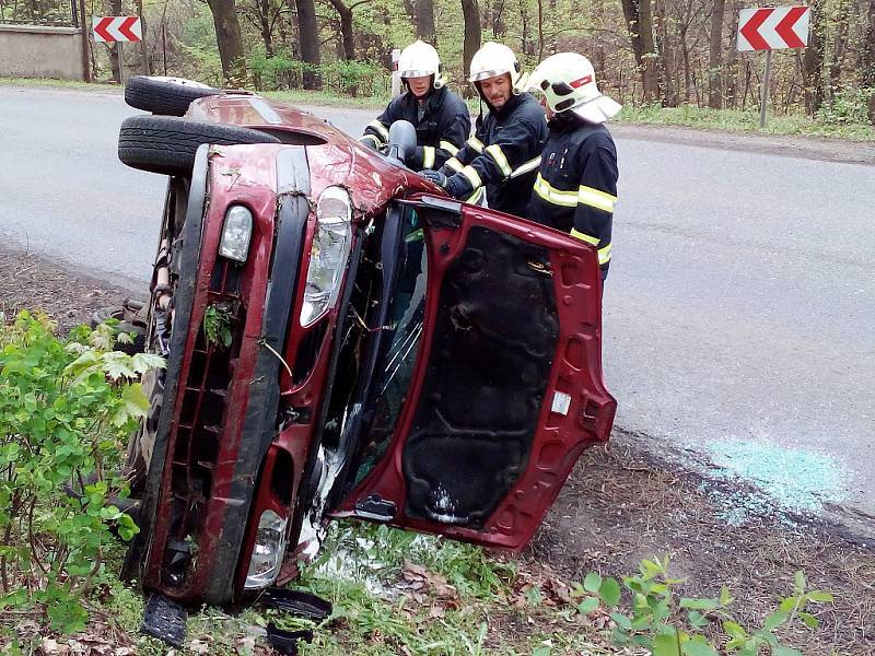 Převrácené auto v žateckém parku.