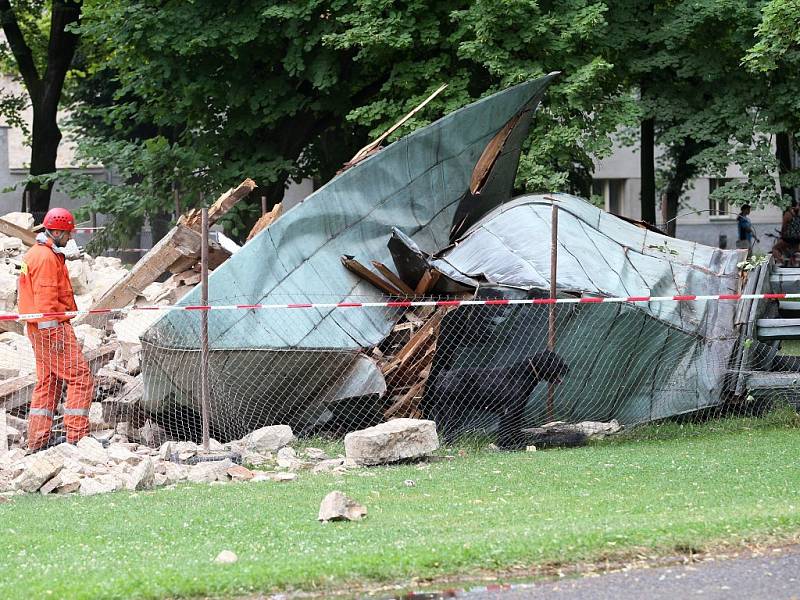 Z velké části kostela v Lenešicích zbyla hroma sutin. Zchátralá památka ze 13. století byla těsně před začátkem rekonstrukce.