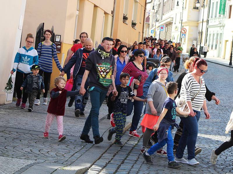 Pietního pochodu za utýraného Marečka v Lounech se zúčastnilo více než dvě stě lidí.