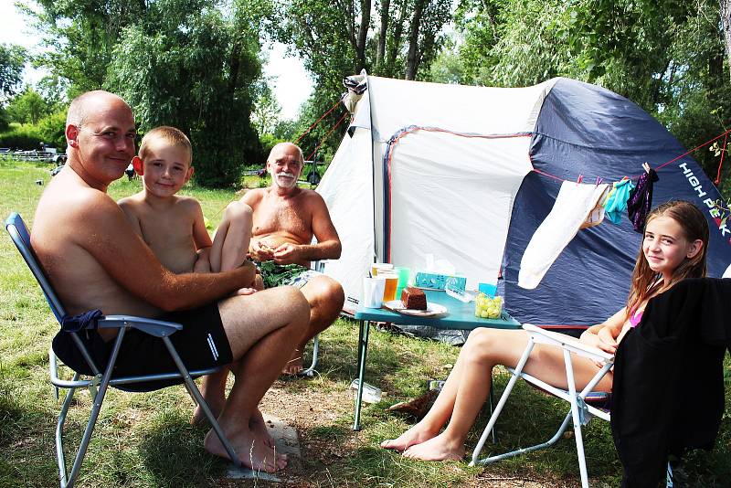 Kempy na Nechranické přehradě lákaly během prodlouženého víkendu řadu návštěvníků. Část dovolené tam tráví také rodina Petra Vostrovského z Čelákovic.