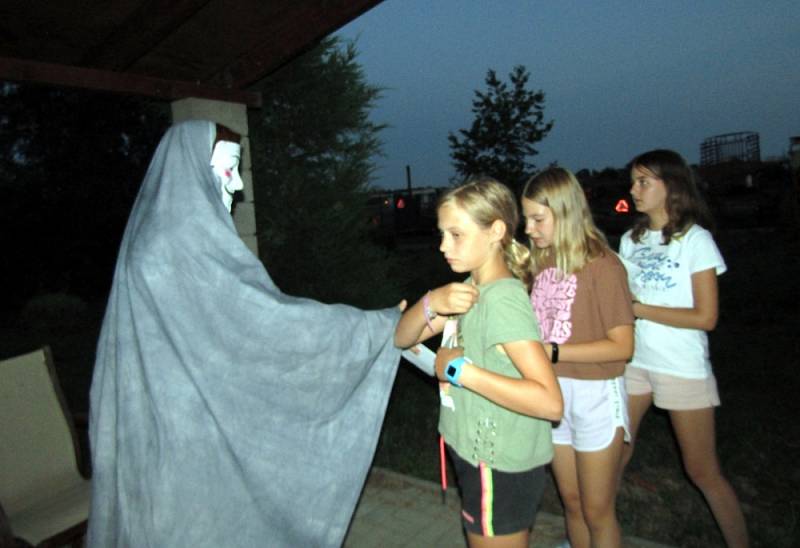 Táborníci si hráli v Radíčevsi na Rychlé šípy, nechyběl bobřík odvahy.