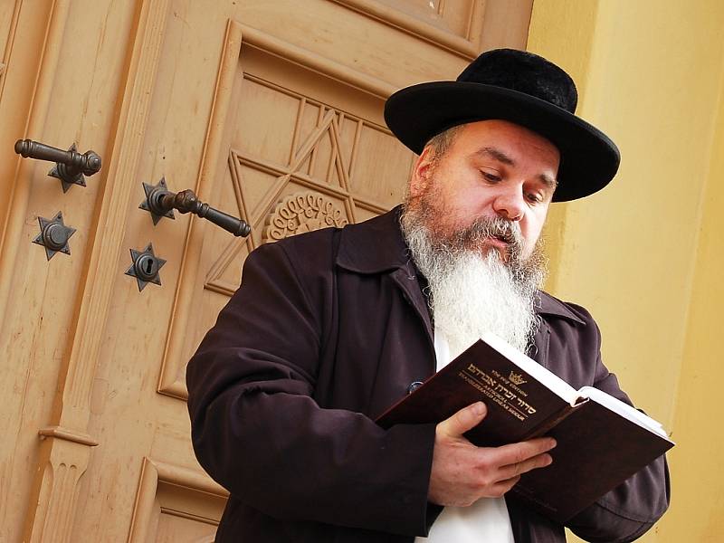 Tomáš Pulec ze Židovské obce Teplice přednáší modlitbu při pietním aktu u synagogy v Žatci.