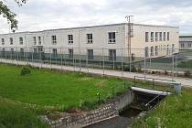Areál bývalé věznice v Drahonicích, kde dnes je detenční zařízení pro cizince.