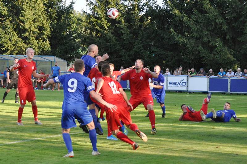 Fotbalisté Loun (v modrém) vydřeli první divizní body v penaltovém rozstřelu.