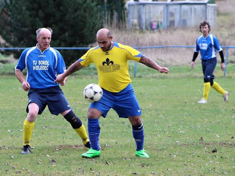 Fotbalisté Holedeče (v modrém) porazili v posledním podzimním kole III. třídy Chožov.