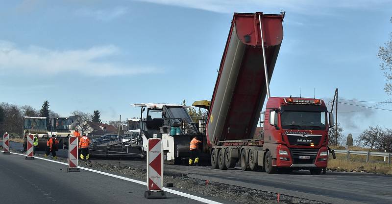 Stavba dálnice D7 Praha – Chomutov u Panenského Týnce na Lounsku spěje do finále.