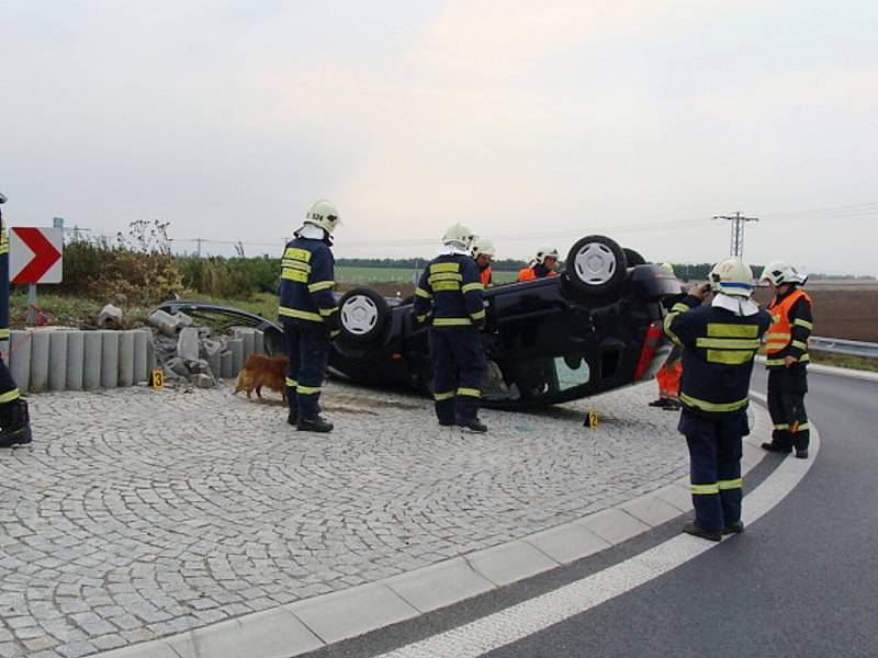 Osobní auto havarovalo na kruhovém objezdu u zóny Triangle