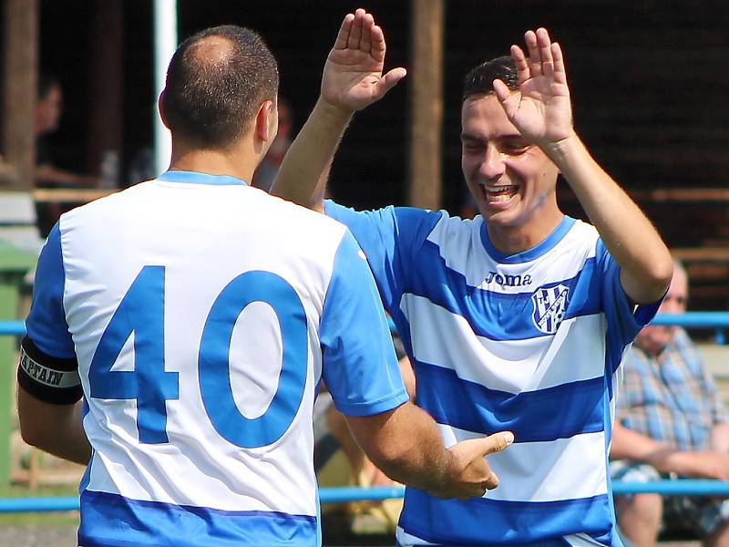 Fotbalisté Nového Sedla (v pruhovaných dresech) porazili Černčice 5:1.