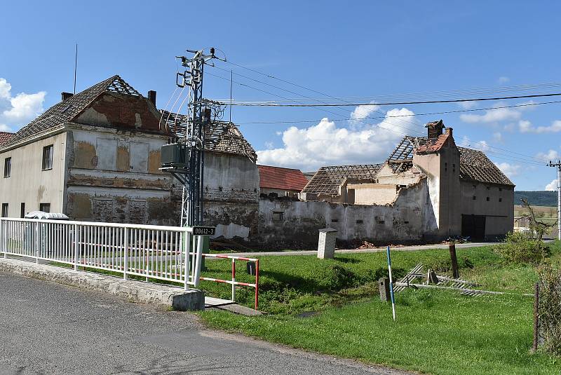 Tři týdny po ničivé bouři je ve Stebně uklizeno. Opravy ale potrvají ještě dlouho, řada domů má střechy zatím jen provizorně zakryté.