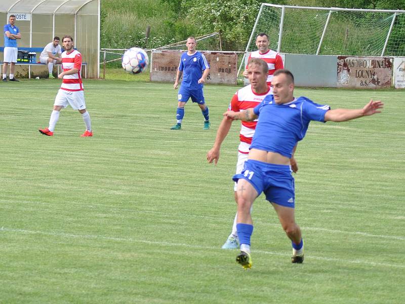 Fotbalisté Domoušic (v modrém) jsou blízko postupu z A třídy. V posledním domácích utkání sezóny si poradili s Ervěnicemi.