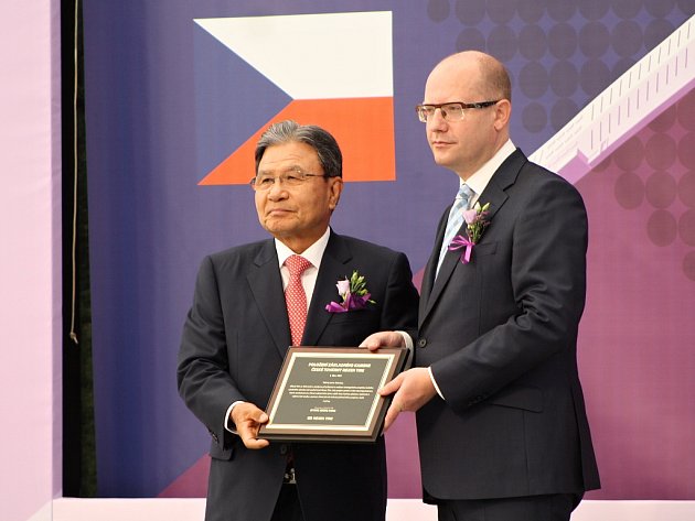 Český premiér Bohuslav Sobotka a prezident společnosti Nexen Byung Joong Kang