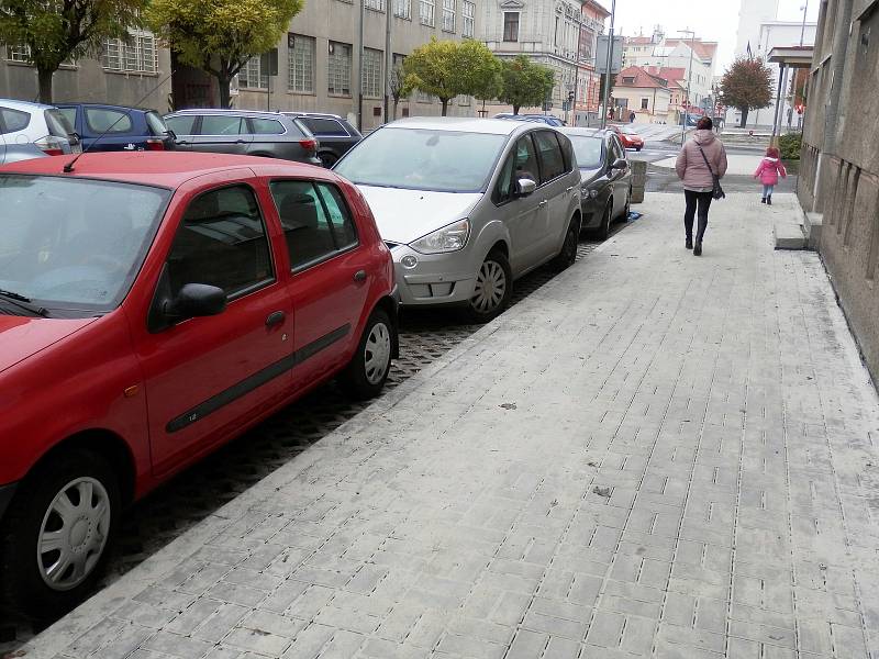 Řidiči v Lounech už využívají nová parkovací místa, která jsou k dispozici ve Štefánikové ulici nedaleko centra města.