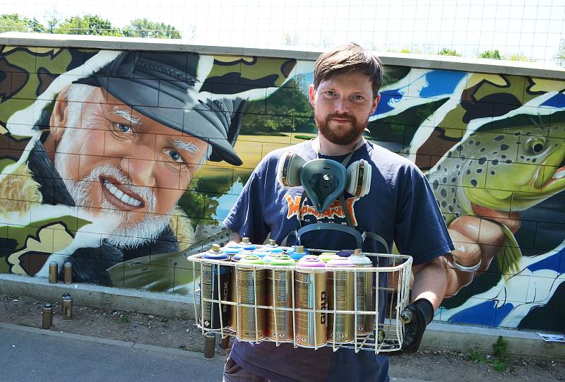 Streetartový umělec Dmitrij Proškin alias ChemiS tvoří v Žatci své nové dílo. Na sedmdesátimetrové zdi propojí fotbal, vodáky, Ohři, přírodu, rybáře, ale také chmel a pivo.