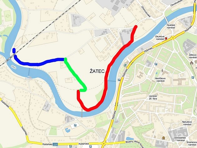 Červeně je vyznačená cyklostezka, která se nyní staví. Povede zhruba od uhelných skladů k lávce pro pěší. Modře vyznačený úsek by chtělo město postavit v příštím roce. Zelená značí současnou cestu, jež má být nově vyasfaltována.