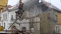 Bourání památkově chráněného domu, tehdy provozovny pizzerie, v lounské Hilbertově ulici na jaře roku 2006.