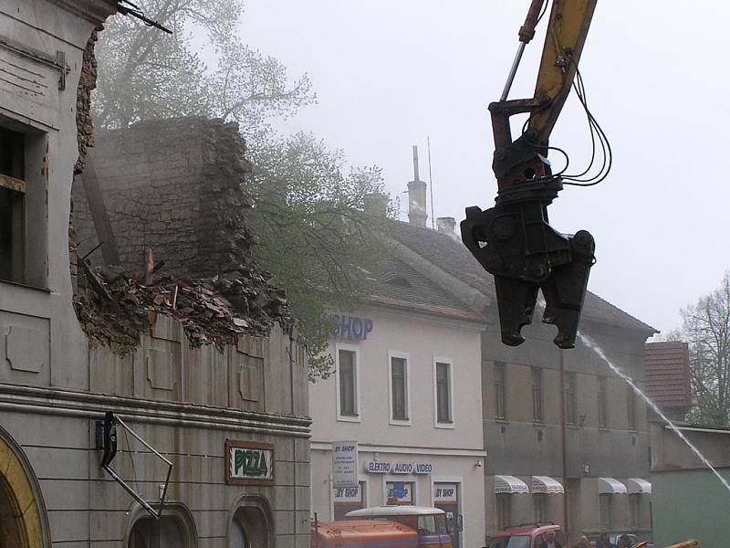 Bourání památkově chráněného domu, tehdy provozovny pizzerie, v lounské Hilbertově ulici na jaře roku 2006.