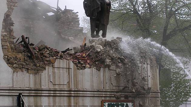 Bourání památkově chráněného domu, tehdy provozovny pizzerie, v lounské Hilbertově ulici na jaře roku 2006.