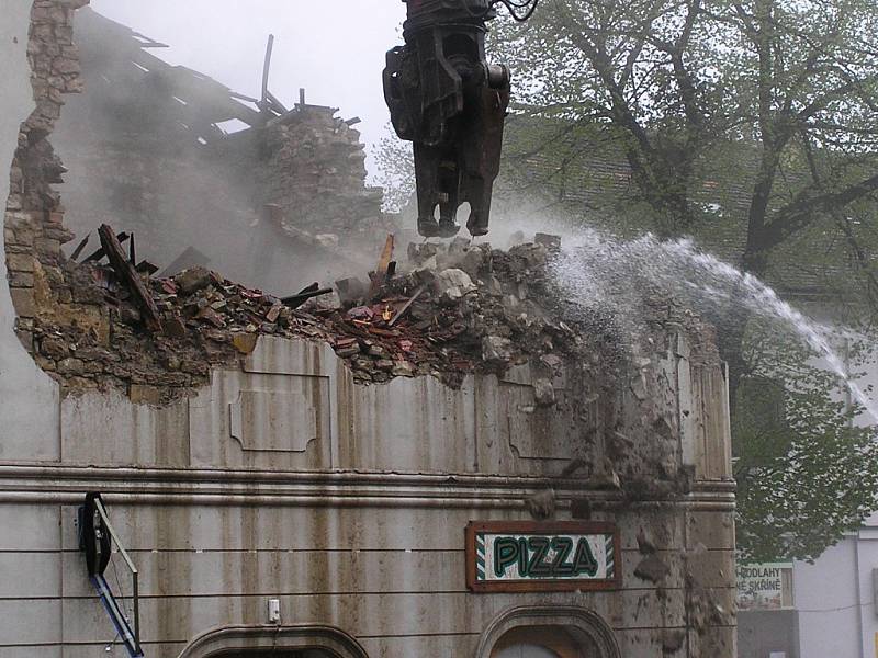 Bourání památkově chráněného domu, tehdy provozovny pizzerie, v lounské Hilbertově ulici na jaře roku 2006.