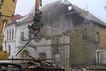 Bourání památkově chráněného domu, tehdy provozovny pizzerie, v lounské Hilbertově ulici na jaře roku 2006.