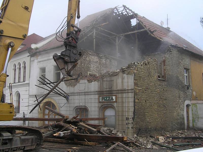 Bourání památkově chráněného domu, tehdy provozovny pizzerie, v lounské Hilbertově ulici na jaře roku 2006.