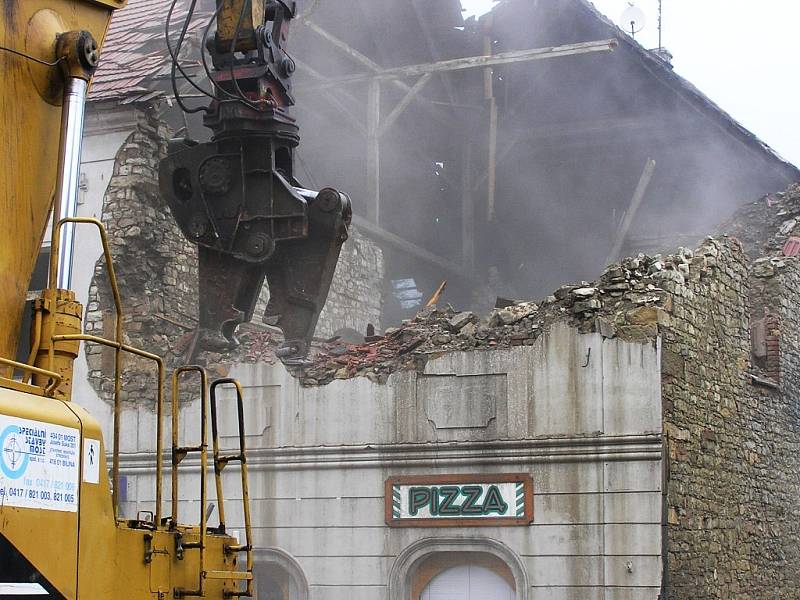 Bourání památkově chráněného domu, tehdy provozovny pizzerie, v lounské Hilbertově ulici na jaře roku 2006.