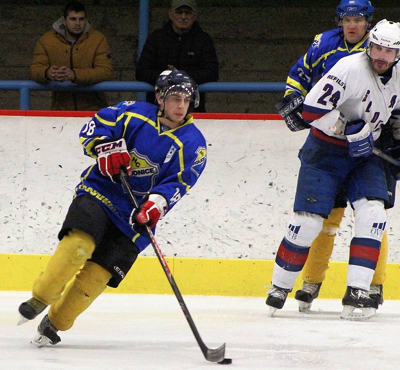 Hokejisté Loun (v bílém) porazili Roudnici 6:5.