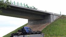 Kamion prorazil svodidla a spadl z mostu přes údolí, v němž leží Velemyšleves.
