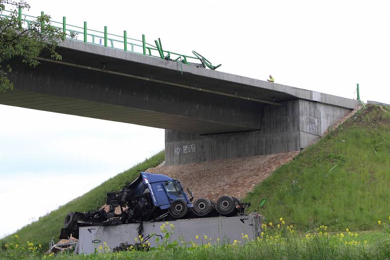 Kamion prorazil svodidla a spadl z mostu přes údolí, v němž leží Velemyšleves.