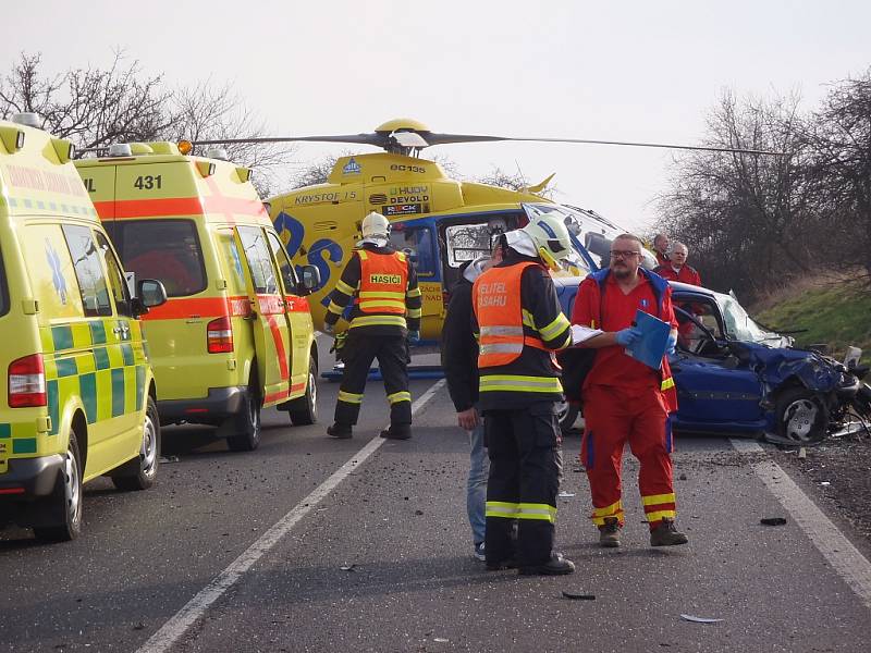 Vážná nehoda se odehrála v sobotu 21. března na silnici II/226 na okraji Podbořan ve směru na Vroutek. Jeden vůz se při ní doslova rozpůlil