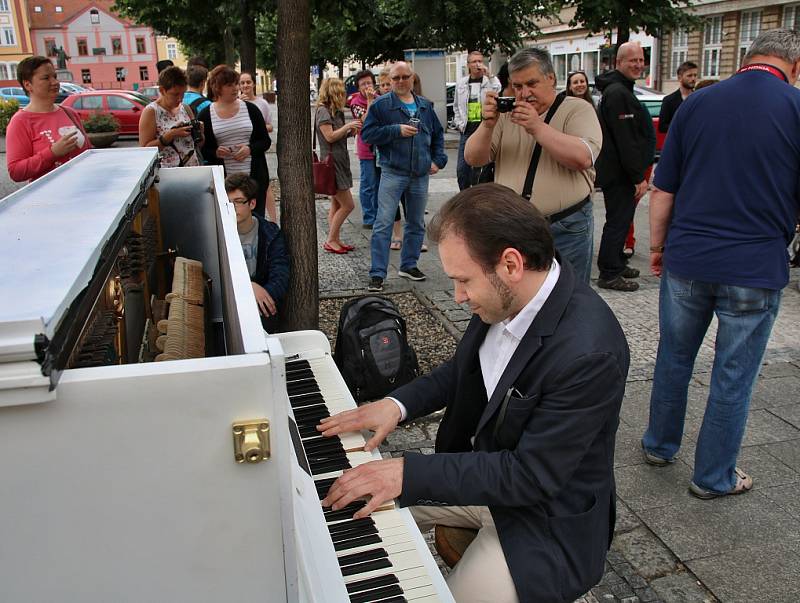 Jan Stehlík hraje při zahájení druhé sezony piana v Lounech