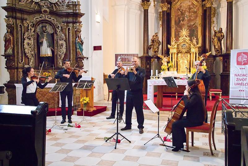 V rámci koncertů Dvořákova festivalu si mohli zájemci v sobotu 23. července poslechnout hudbu také v kostele v Podbořanech.