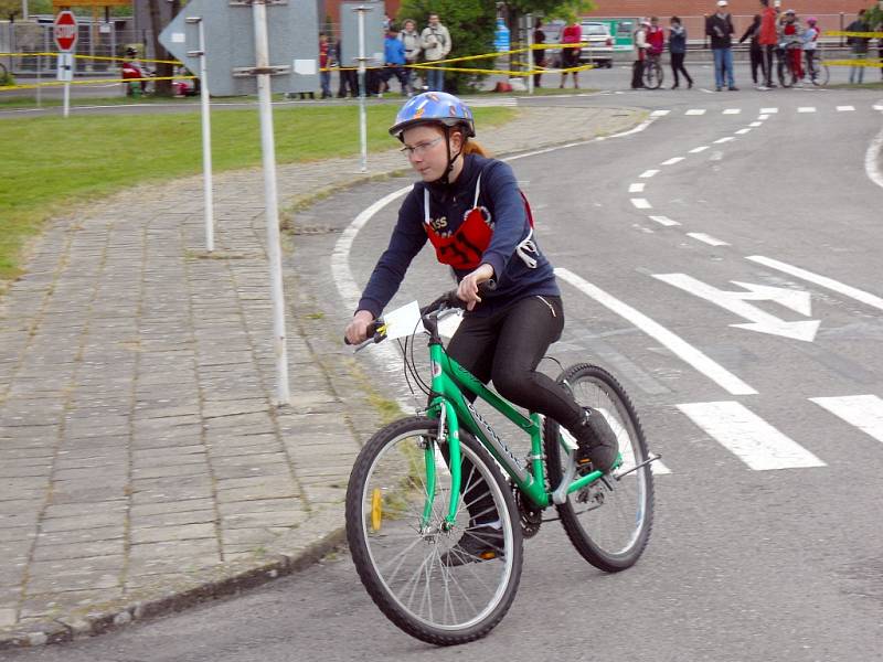 Soutěž mladých cyklistů na dopravním hřišti v Žatci