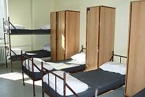 Takhle vypadá pokoj v Drahonicích. Jen postele a skříňky. Sprchy a záchody jsou na chodbě, žádný luxus.