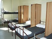 Takhle vypadá pokoj v Drahonicích. Jen postele a skříňky. Sprchy a záchody jsou na chodbě, žádný luxus.