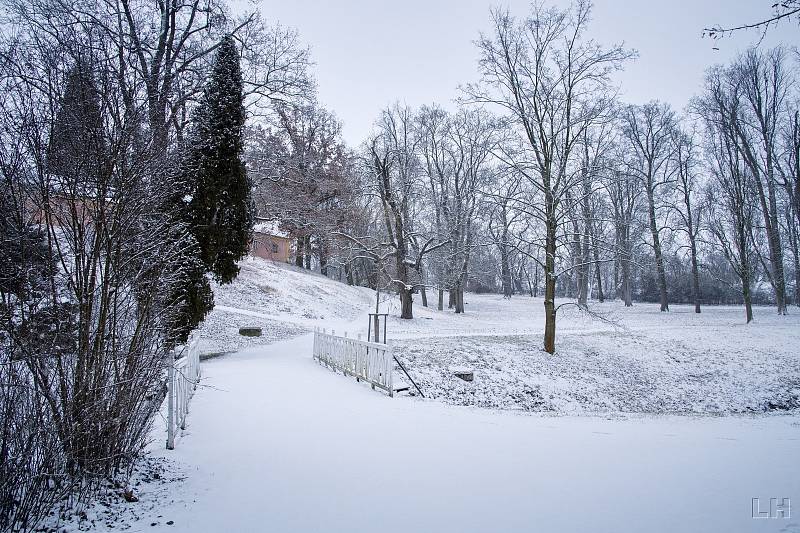 Zasněžený a zamrzlý zámecký park v Krásném Dvoře na Podbořansku.