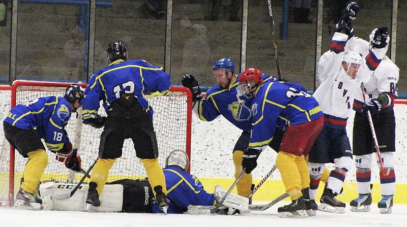 Hokejisté Loun (v bílém) porazili Roudnici 6:5.