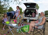 Stanování je pořád oblíbeným způsobem, jak trávit dovolenou. Na Nechranické přehradě v kempu U Hráze je spokojený Zdeněk Kuneš se svými vnučkami.