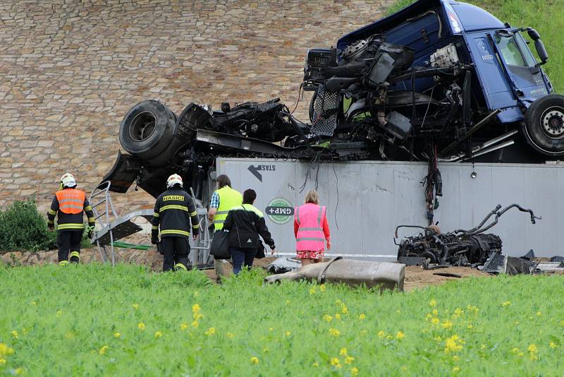 Kamion prorazil svodidla a spadl z mostu přes údolí, v němž leží Velemyšleves.