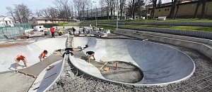 Stavba nového skateparku na letním cvičišti v Lounech.
